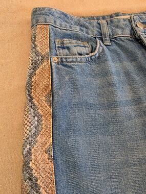 Lefties Snakeskin-Striped Cutoff Light-Wash Jeans Sz 34 Eur Sz 24 Mex NWOT